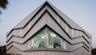 The cladding is LYSAGHT CUSTOM ORB® profile made from COLORBOND® steel in the colours Axis® and Conservatory®, which alternate vertically on the northern face.